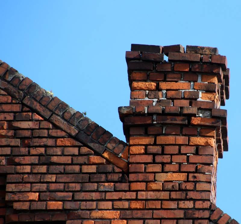Signs Your Lake Park Home Needs a Chimney Inspection Damaged chimney on an Lake Park home showing cracks and missing mortar